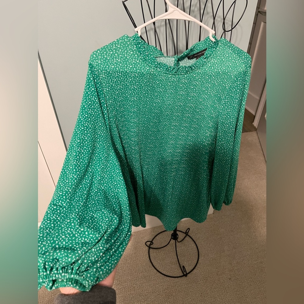 The Perfect Kelly Green Pleated Blouse 🍀 Size L